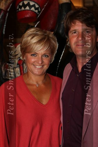 Naarden Vesting, 7 Juni 2009
Perspresentatie van nieuwe produkten Jan des Bouvries en Monique des Bouvrie en Paul Fagel in het Arsenaal.
Caroline Tensen met Peter Gallas
Foto Peter Smulders BV