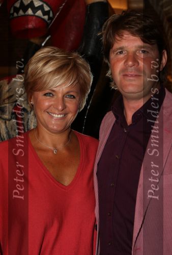 Naarden Vesting, 7 Juni 2009
Perspresentatie van nieuwe produkten Jan des Bouvries en Monique des Bouvrie en Paul Fagel in het Arsenaal.
Caroline Tensen met Peter Gallas
Foto Peter Smulders BV