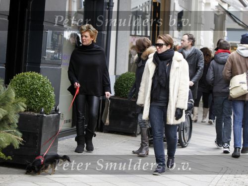 Amsterdam 13 februari 2010
Caroline Tensen met haar dochter Lotte en nieuwe hondje winkelend op de pc hooftstraat.
Peter Smulders bv
