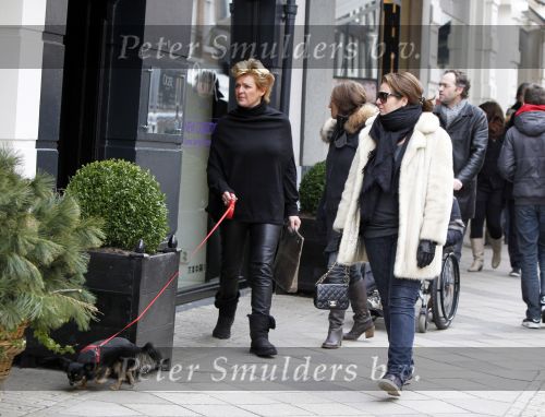 Amsterdam 13 februari 2010
Caroline Tensen met haar dochter Lotte en nieuwe hondje winkelend op de pc hooftstraat.
Peter Smulders bv