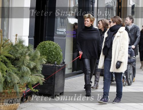 Amsterdam 13 februari 2010
Caroline Tensen met haar dochter Lotte en nieuwe hondje winkelend op de pc hooftstraat.
Peter Smulders bv