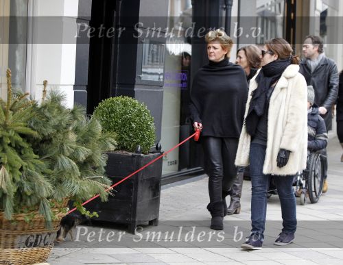 Amsterdam 13 februari 2010
Caroline Tensen met haar dochter Lotte en nieuwe hondje winkelend op de pc hooftstraat.
Peter Smulders bv