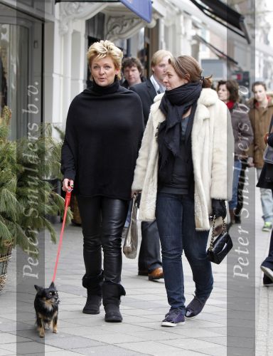 Amsterdam 13 februari 2010
Caroline Tensen met haar dochter Lotte en nieuwe hondje winkelend op de pc hooftstraat.
Peter Smulders bv