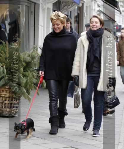 Amsterdam 13 februari 2010
Caroline Tensen met haar dochter Lotte en nieuwe hondje winkelend op de pc hooftstraat.
Peter Smulders bv