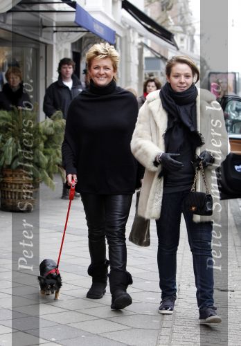 Amsterdam 13 februari 2010
Caroline Tensen met haar dochter Lotte en nieuwe hondje winkelend op de pc hooftstraat.
Peter Smulders bv