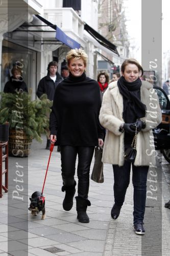 Amsterdam 13 februari 2010
Caroline Tensen met haar dochter Lotte en nieuwe hondje winkelend op de pc hooftstraat.
Peter Smulders bv