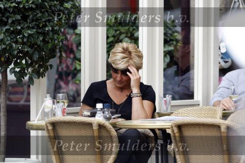 Amsterdam 17 juni 2009
caroline Tensen met dochter Lotte op terras.
Peter Smulders bv