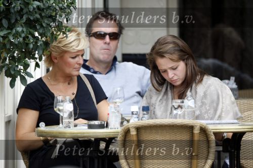 Amsterdam 17 juni 2009
caroline Tensen met dochter Lotte op terras.
Peter Smulders bv