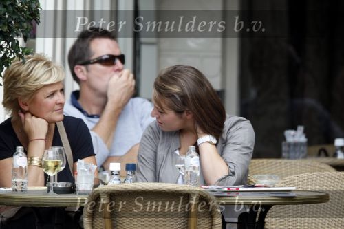 Amsterdam 17 juni 2009
caroline Tensen met dochter Lotte op terras.
Peter Smulders bv