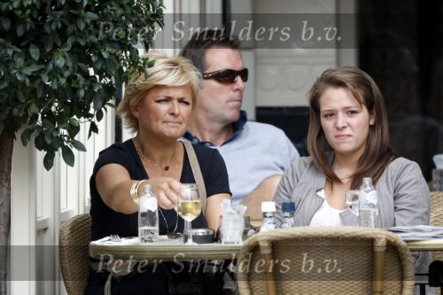 Amsterdam 17 juni 2009
caroline Tensen met dochter Lotte op terras.
Peter Smulders bv
