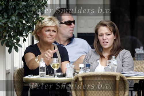 Amsterdam 17 juni 2009
caroline Tensen met dochter Lotte op terras.
Peter Smulders bv