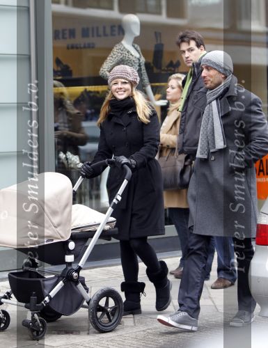 Amsterdam 6 februari 2010
Chantal janzen met vriend Marco achter de kinderwagen op de pc hooftstraat.
Peter Smulders bv