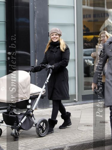 Amsterdam 6 februari 2010
Chantal janzen met vriend Marco achter de kinderwagen op de pc hooftstraat.
Peter Smulders bv