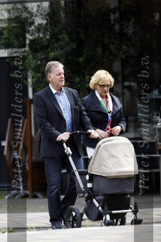 Amsterdam 15 juni 2009
Ouders Chantal Janzen achter de kinderwagen met daarin hun kleinkind.
Peter Smulders bv
