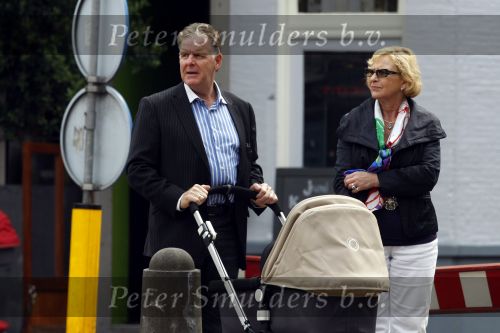 Amsterdam 15 juni 2009
Ouders Chantal Janzen achter de kinderwagen met daarin hun kleinkind.
Peter Smulders bv