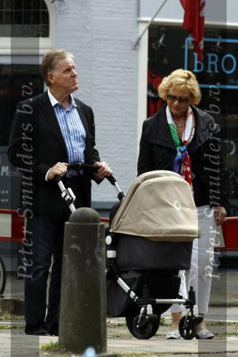 Amsterdam 15 juni 2009
Ouders Chantal Janzen achter de kinderwagen met daarin hun kleinkind.
Peter Smulders bv