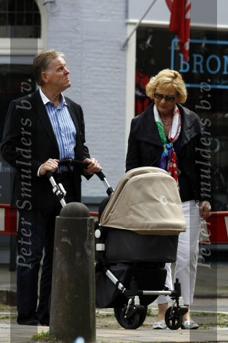 Amsterdam 15 juni 2009
Ouders Chantal Janzen achter de kinderwagen met daarin hun kleinkind.
Peter Smulders bv