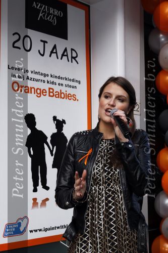 Amsterdam 6 maart 2010
Charlotte ten Brink zingt bij azzuro for kids op de pc hooftstraat. Robert Roos en haar zussen kijken toe
Peter Smulders bv
