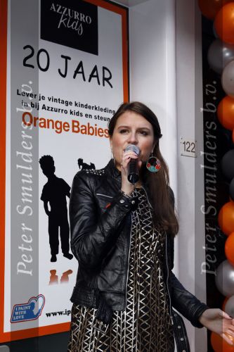 Amsterdam 6 maart 2010
Charlotte ten Brink zingt bij azzuro for kids op de pc hooftstraat. Robert Roos en haar zussen kijken toe
Peter Smulders bv