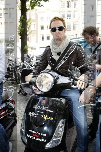 Amsterdam 18 juni 2009
Dads moment georganiseerd door the class company.
De heren gingen op scooters door de stad. Tim Akkerman en Charly Luske
Peter Smulders bv