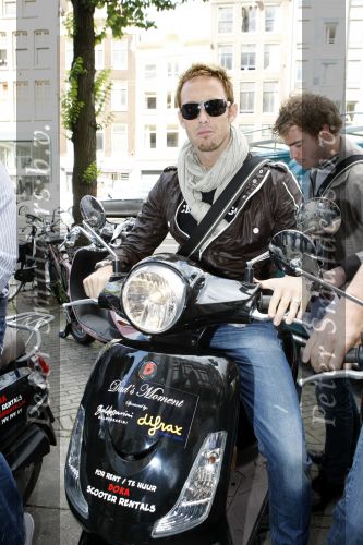 Amsterdam 18 juni 2009
Dads moment georganiseerd door the class company.
De heren gingen op scooters door de stad. Tim Akkerman en Charly Luske
Peter Smulders bv