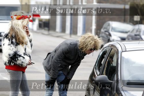 Londen 9 februari 2010
Christina Curry mert vriend Dexter bij haar opengebroken auto.
Peter Smulders bv