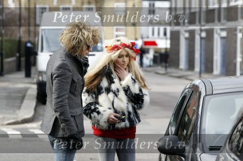 Londen 9 februari 2010
Christina Curry mert vriend Dexter bij haar opengebroken auto.
Peter Smulders bv