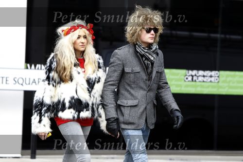 Londen 9 februari 2010
Christina Curry mert vriend Dexter bij haar opengebroken auto.
Peter Smulders bv