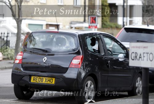Londen 9 februari 2010
Christina Curry met haar vriendje Dexter op de dag dat de verhuizers bezig zijn. Die dag is ook haar auto opengebroken
Peter Smulders bv