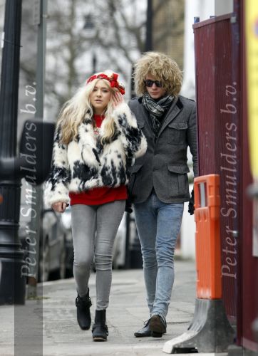 Londen 9 februari 2010
Christina Curry met haar vriendje Dexter op de dag dat de verhuizers bezig zijn. Die dag is ook haar auto opengebroken
Peter Smulders bv