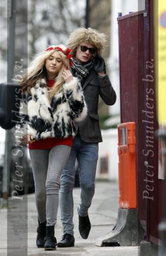 Londen 9 februari 2010
Christina Curry met haar vriendje Dexter op de dag dat de verhuizers bezig zijn. Die dag is ook haar auto opengebroken
Peter Smulders bv