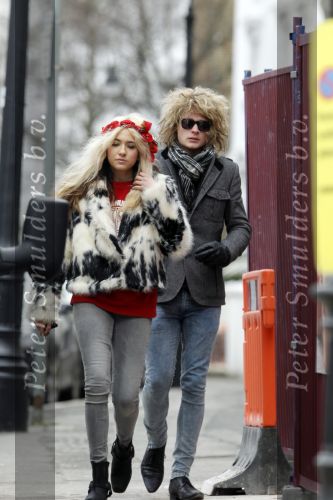 Londen 9 februari 2010
Christina Curry met haar vriendje Dexter op de dag dat de verhuizers bezig zijn. Die dag is ook haar auto opengebroken
Peter Smulders bv