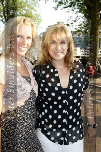 Amsterdam 6 augustus 2009
Premiere circus Stiletto in Carre. Cilly Dartell met schoondochter
Peter Smulders bv