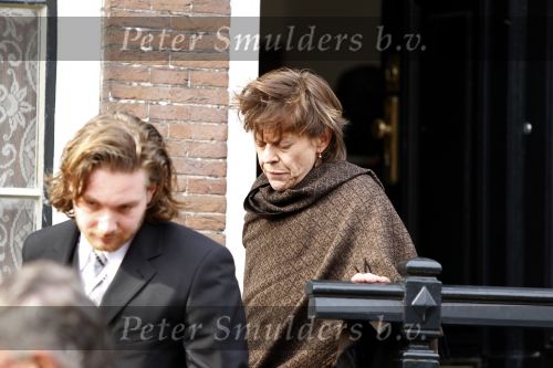 Amsterdam 17 maart 2010
De kist van hans v Mierlo wordt van zijn huis naar de rode hoed gebracht. Zijn vrouw Connie palmen en zijn kinderen zijn daarbij aanwezig.
Peter Smulders bv
