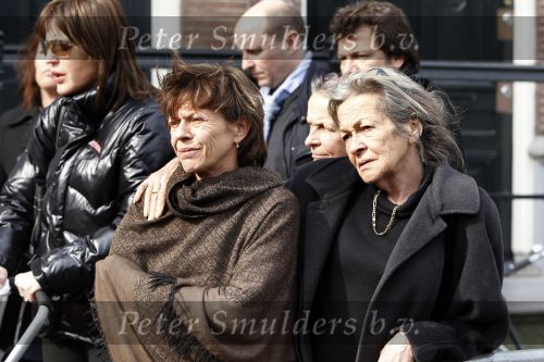 Amsterdam 17 maart 2010
De kist van hans v Mierlo wordt van zijn huis naar de rode hoed gebracht. Zijn vrouw Connie palmen en zijn kinderen zijn daarbij aanwezig.
Peter Smulders bv