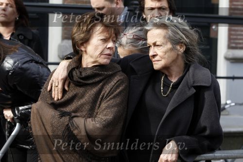 Amsterdam 17 maart 2010
De kist van hans v Mierlo wordt van zijn huis naar de rode hoed gebracht. Zijn vrouw Connie palmen en zijn kinderen zijn daarbij aanwezig.
Peter Smulders bv