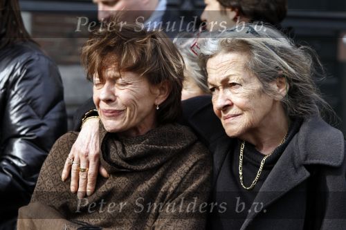 Amsterdam 17 maart 2010
De kist van hans v Mierlo wordt van zijn huis naar de rode hoed gebracht. Zijn vrouw Connie palmen en zijn kinderen zijn daarbij aanwezig.
Peter Smulders bv