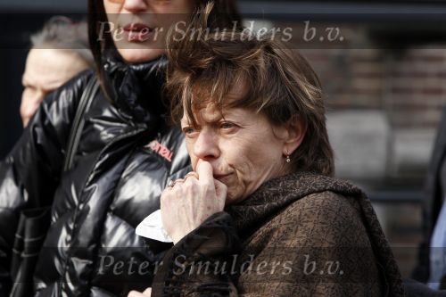 Amsterdam 17 maart 2010
De kist van hans v Mierlo wordt van zijn huis naar de rode hoed gebracht. Zijn vrouw Connie palmen en zijn kinderen zijn daarbij aanwezig.
Peter Smulders bv