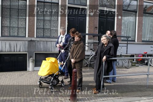 Amsterdam 17 maart 2010
De kist van hans v Mierlo wordt van zijn huis naar de rode hoed gebracht. Zijn vrouw Connie palmen en zijn kinderen zijn daarbij aanwezig.
Peter Smulders bv