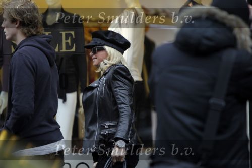 Amsterdam 6 februari 2010
Connie Breukhoven shopt in de uitverkoop op de corneis schuytstraat.
Peter Smulders bv