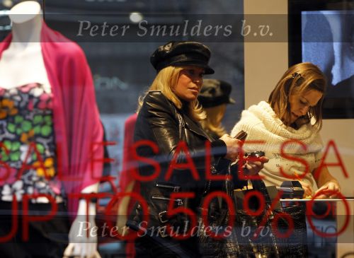 Amsterdam 6 februari 2010
Connie Breukhoven shopt in de uitverkoop op de corneis schuytstraat.
Peter Smulders bv