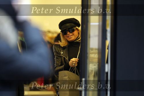 Amsterdam 6 februari 2010
Connie Breukhoven shopt in de uitverkoop op de corneis schuytstraat.
Peter Smulders bv