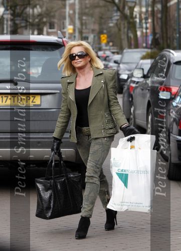 Amsterdam 13 februari 2010
Connie Breukhoven doet boodschappen op de cornelis schuytstraat in de bentley cabrio van Jeroen Kool.
Peter Smulders bv