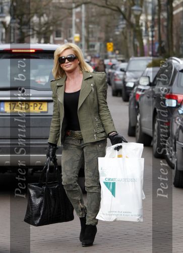 Amsterdam 13 februari 2010
Connie Breukhoven doet boodschappen op de cornelis schuytstraat in de bentley cabrio van Jeroen Kool.
Peter Smulders bv