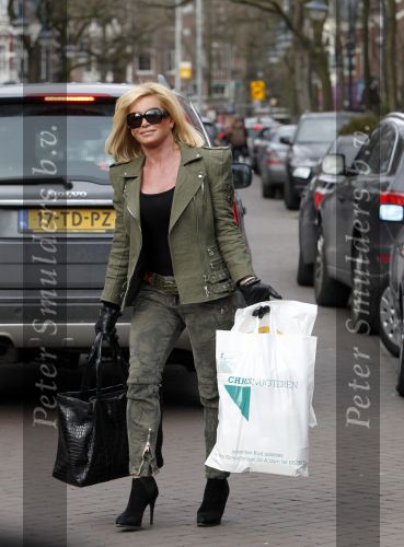 Amsterdam 13 februari 2010
Connie Breukhoven doet boodschappen op de cornelis schuytstraat in de bentley cabrio van Jeroen Kool.
Peter Smulders bv