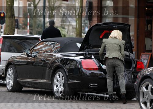 Amsterdam 13 februari 2010
Connie Breukhoven doet boodschappen op de cornelis schuytstraat in de bentley cabrio van Jeroen Kool.
Peter Smulders bv