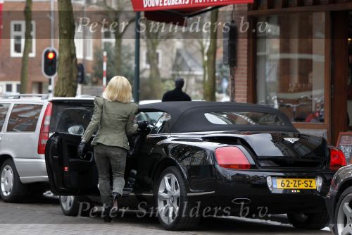 Amsterdam 13 februari 2010
Connie Breukhoven doet boodschappen op de cornelis schuytstraat in de bentley cabrio van Jeroen Kool.
Peter Smulders bv