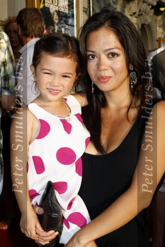 Amsterdam 6 augustus 2009
Premiere circus Stiletto in Carre. Cystine Carreon met dochter
Peter Smulders bv