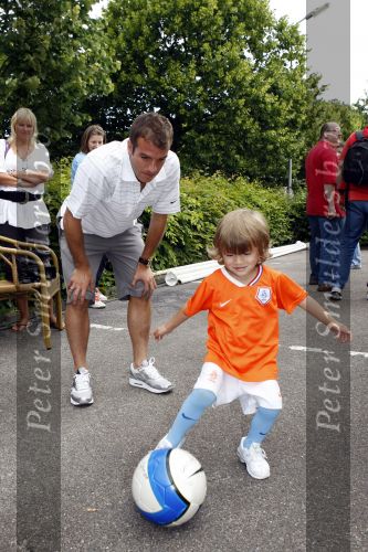 Beverwijk 13 juni 2009
Rafael v d Vaart met Sylvie en Damian bij het straatvoetbaltournooi dat zijn naam draagt.
Peter Smulders bv
