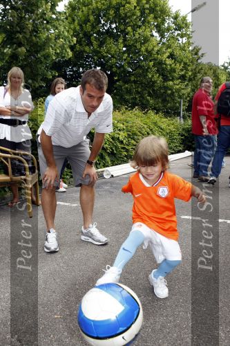 Beverwijk 13 juni 2009
Rafael v d Vaart met Sylvie en Damian bij het straatvoetbaltournooi dat zijn naam draagt.
Peter Smulders bv